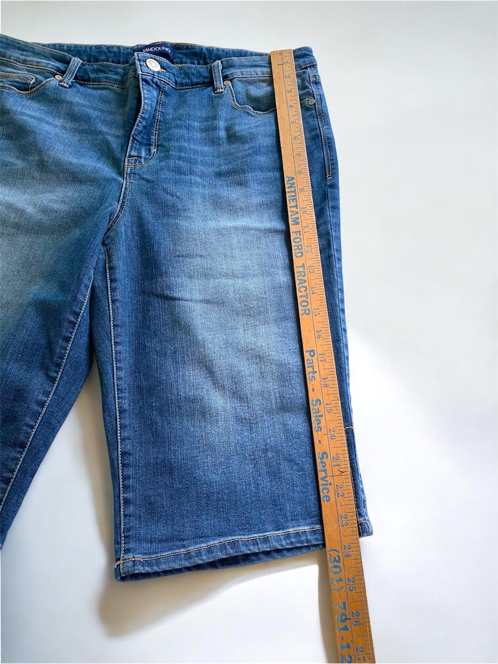 Bandolino Medium Wash Bermuda Denim Shorts Mid Rise Stretch Womens 12 - Picture 12 of 12